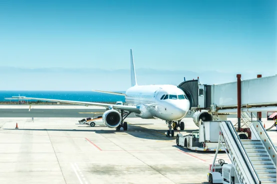 avion sur le tarmac avec transfert aéroport assuré par taxi trois-rivières