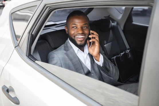 chauffeur business à deshaies en appel dans une berline élégante