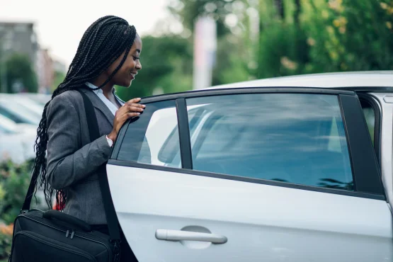 chauffeur business basse-terre femme entrant dans vehicule
