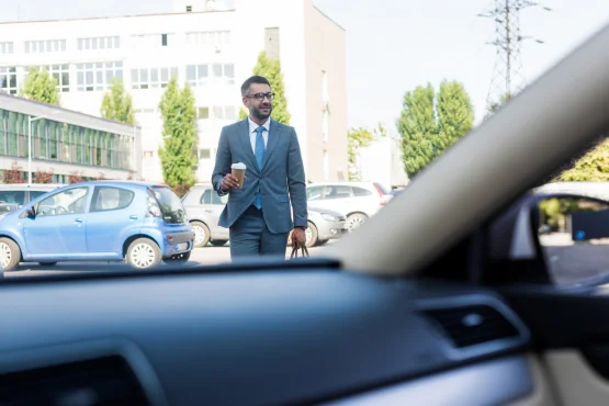 chauffeur business taxi trois-rivières accueillant un client devant un centre d’affaires