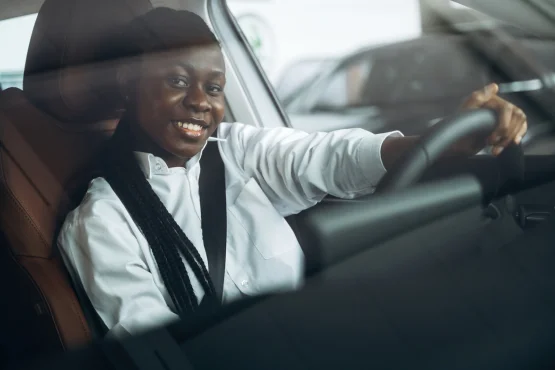 chauffeur de taxi trois-rivières souriant en pleine conduite professionnelle