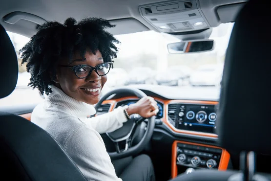 chauffeur femme taxi port-louis regardant passager