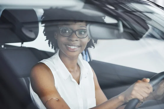 chauffeur privé souriant à deshaies dans un véhicule moderne