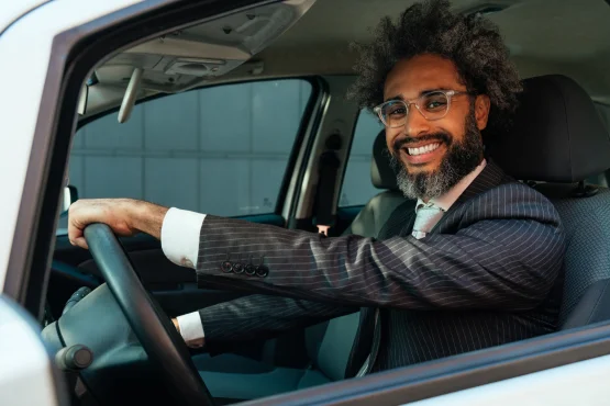 chauffeur privé souriant au volant à saint françois