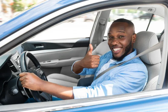 chauffeur taxi basse-terre faisant un signe du pouce