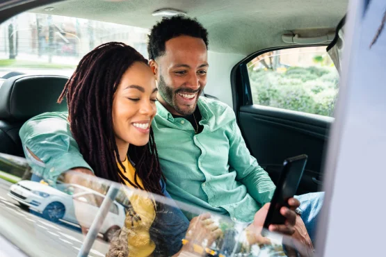 couple consultant les tarifs d’un taxi trois-rivières via tablette à bord