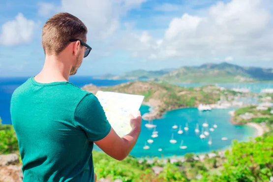 guide touristique à deshaies montrant la carte d’un point de vue panoramique