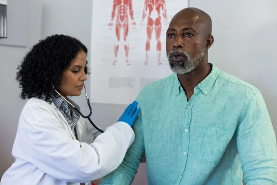 médecin examinant un patient avant un taxi conventionné à saint françois