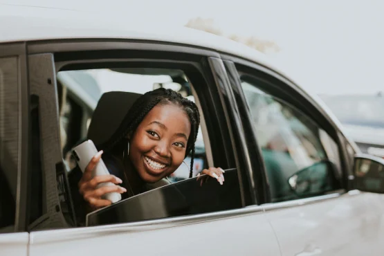 passagère souriante découvrant les tarifs taxi à deshaies