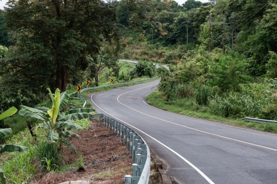 taxi toutes distances basse-terre vue sur route deserte