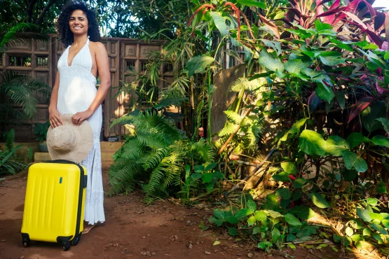 transfert hôtel port-louis femme attente taxi avec son bagage